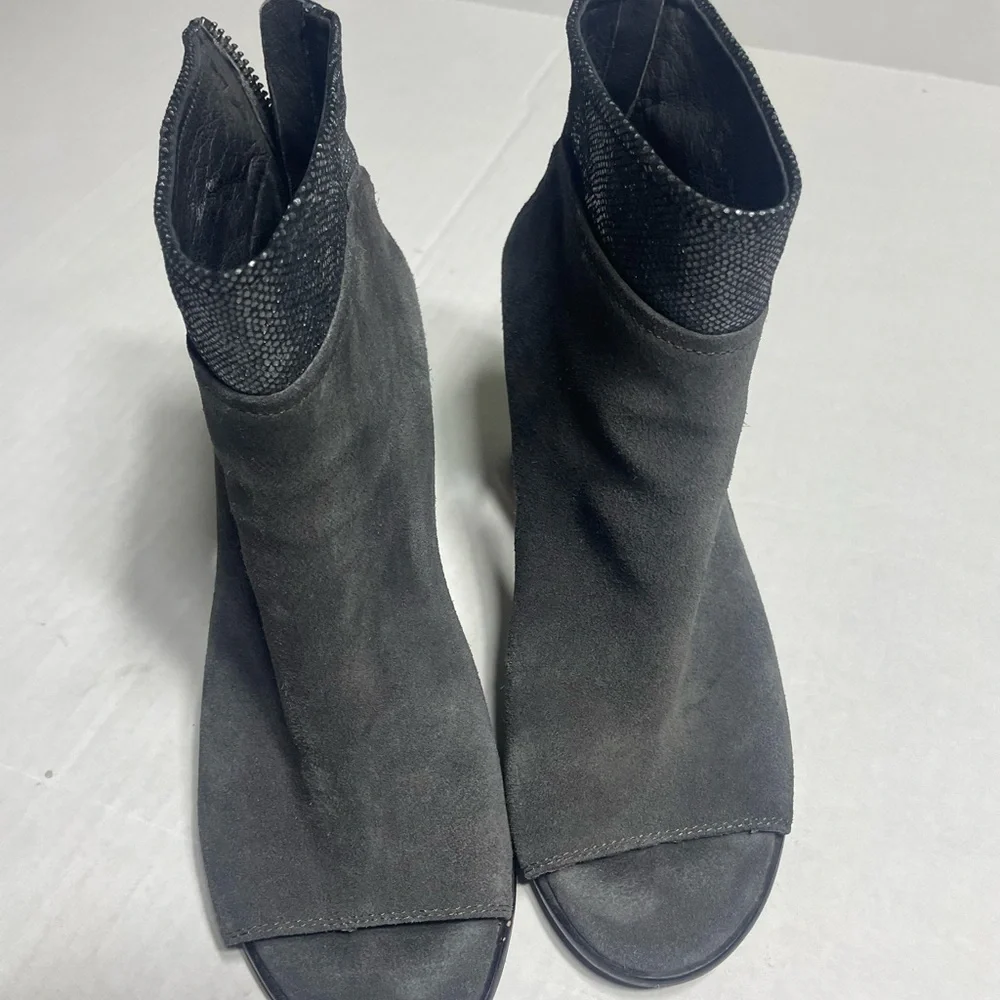 Donald J. Pliner‎ alligator ankleCharcoal Ankle Bootie with toe open  size 9M
